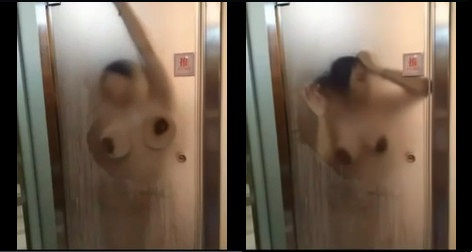 Bañandome con mi querida hermana